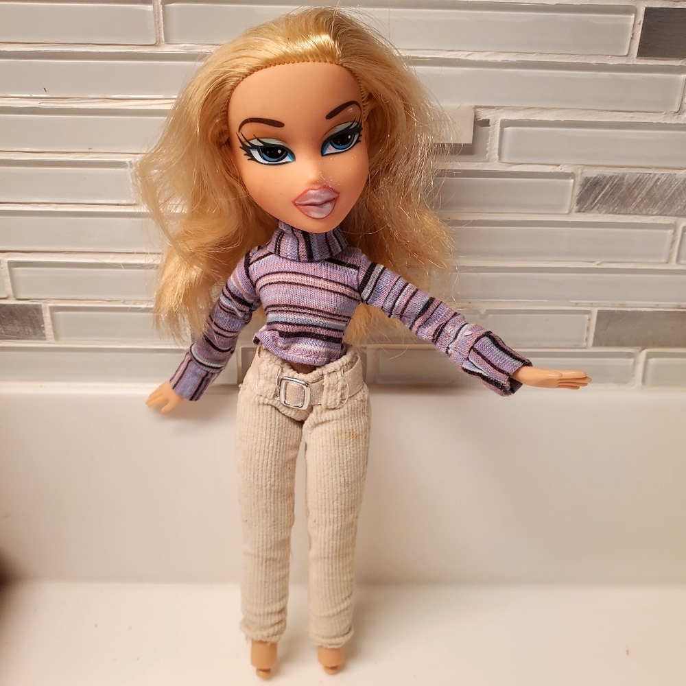 Cloe Bratz Doll from 2001. Comes with pants & top, as shown in pics.